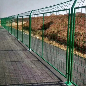 高速公路两侧防护隔离栅 安全与分隔的生命线